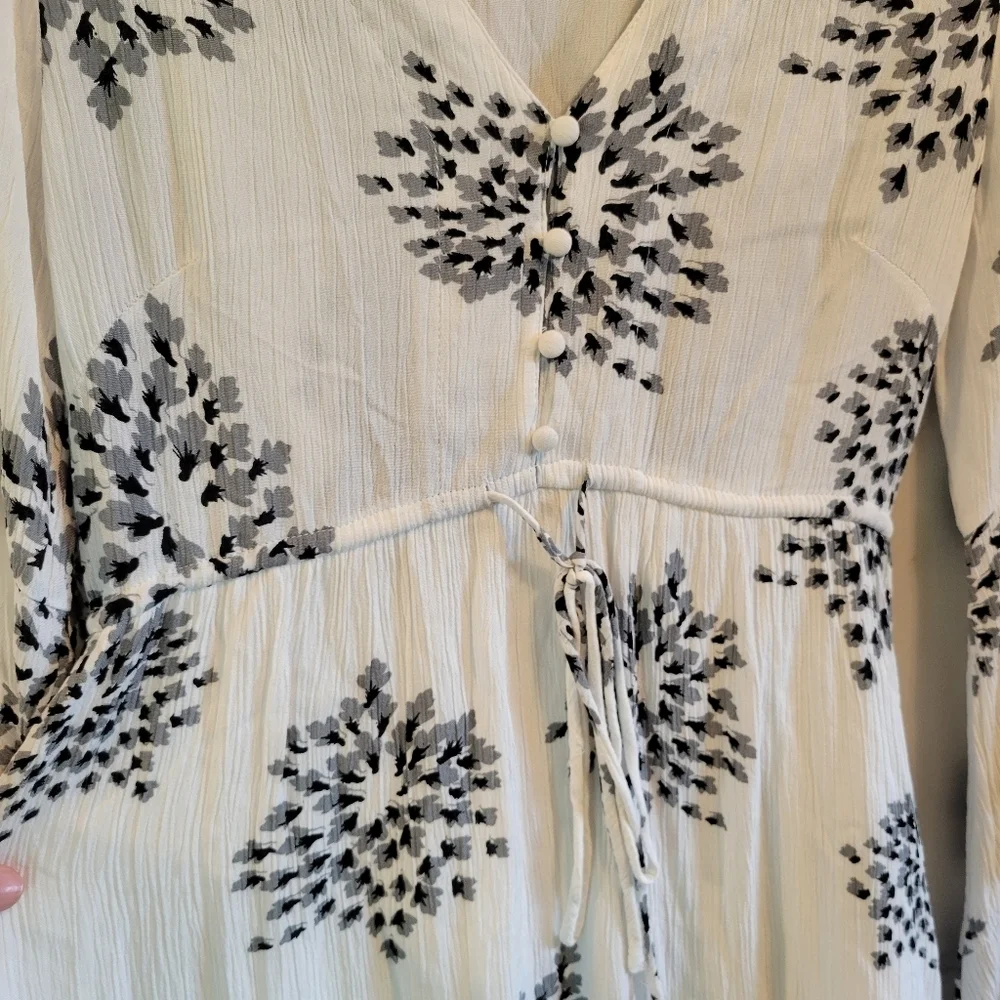 Prómesa White Black Abstract Floral Flowy Sleeve Boho Mini Dress